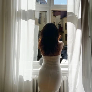 Klänning Zara - Vit fin klänning frpn zara, använt en gång!  