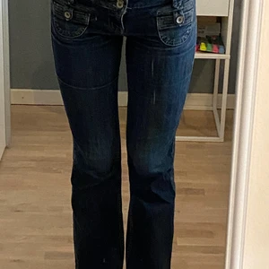 lågmidjade jeans - Lågmidjade jeans med fick detaljer framtill💕