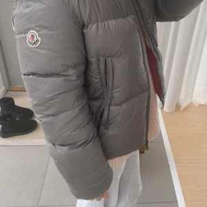 Moncler jacka - Säljer min monclerjacka som använts under en vinter. Inga anmärkningar förutom ett hål i luvan. (Därav det billiga priset)   Självklart äkta, köpt på NK i Stockholm. Storlek 12-14y. Dvs xs