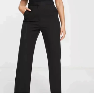 Kostymbyxor  - Oanvända ifrån asos, nypris 499, jag säljer för 200kr❤️❤️