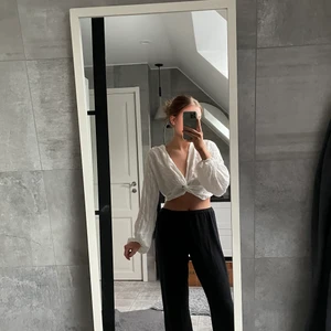 Blus zara - Gullig blus från zara i en fin krämvit färg🤍 storlek M men passar mig perfekt som är en XS/S! 🤎