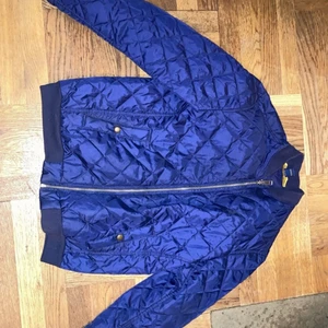 Ralph Lauren Jacks - Ralph Lauren jacka i storlek L (14-16). Jackan är helt oanvänd.