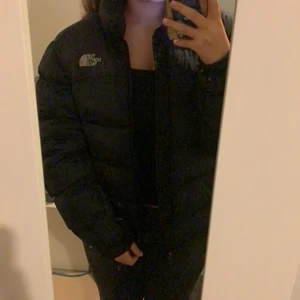 The north face jacka - Säljer min the north face jacka som jag fick men dock är för stor. Den är äkta och har en liten tejp flärp som inte syns👍🏼kan tänka mig gå ner priset med snabb affär