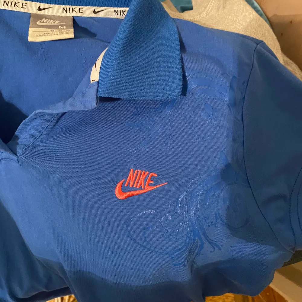 Blå Nike skjorta. Bra skick väldigt fin. Har typ blått Blom mönster på höger sida (se andra bilden)   Tyck inte på ”köp nu” funktionen. Köparen står för  frakt ❤️. Skjortor.