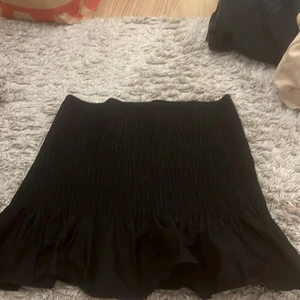 Kjol  - Fin helt oanvänd kjol från H&M i storlek M. Kan fraktas om köparen står för frakt! 