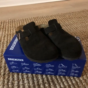 Birkenstock Boston - 🤎Birkenstock modell Boston narrow fit🤎  Säljes pga. fel stl. Passar smal fot 240 mm.  Endast använda ett par gånger så de är i nyskick. ✨  Pris kan diskuteras vid snabb affär.