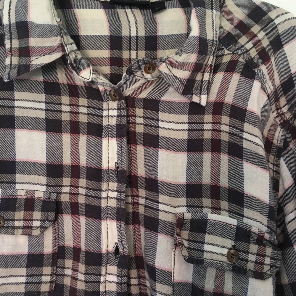 Rutig skjorta i skönt flanell-liknande material, från H&M. Två bröstfickor. Strl XS/S. Skjortor.