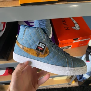 Nike Sb Blazer Supreme - Säljer nu dessa riktigt schyssta Nike Sb Blazer Supreme Denim som är helt nya. Köpte dem på supremes hemsida.  De är storlek 41 Eu! Kontakta mig vid frågor eller andra funderingar