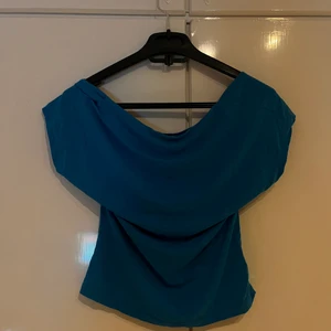 T-shirt öppen rygg - Väldigt fin topp upplever bara att jag inte passa i färgen, materialet är obeskrivligt skönt och tröjan är i nyskick. Skickar med postnord💙