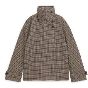 Arket jacka  - ( lägger upp igen pga oseriös köpare) Intressekoll på min så fina kappa från arket, använd fåtal gånger. Skriv privat för fler bilder💕 !! köp direkt för 2000kr!! Frakt tillkommer