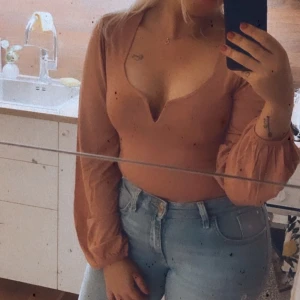 Rosa topp med fin urringning  - Fin rosa topp med fin urringning i stolek M i nyskick!! Köpt på bubbleroom.