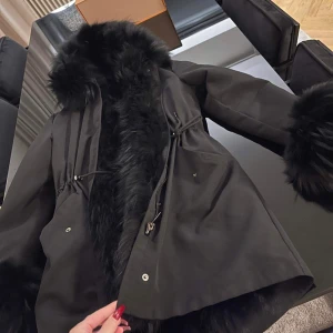 Fatima Parka  - Säljer min Fatima Parka storlek S som är köpt på Glittershopen.se 2000kr, den är i nyskick eftersom jag bara använt den vid fåtal tillfällen. Äkta avtagbar päls. 