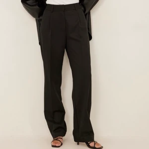 Nakd kostymbyxor  - Kostymbyxor med medelhög midja från NA-KD💕 skitnajs material och passform men tyvärr lite för små för mig som är en 36/38💕 ord pris 549 