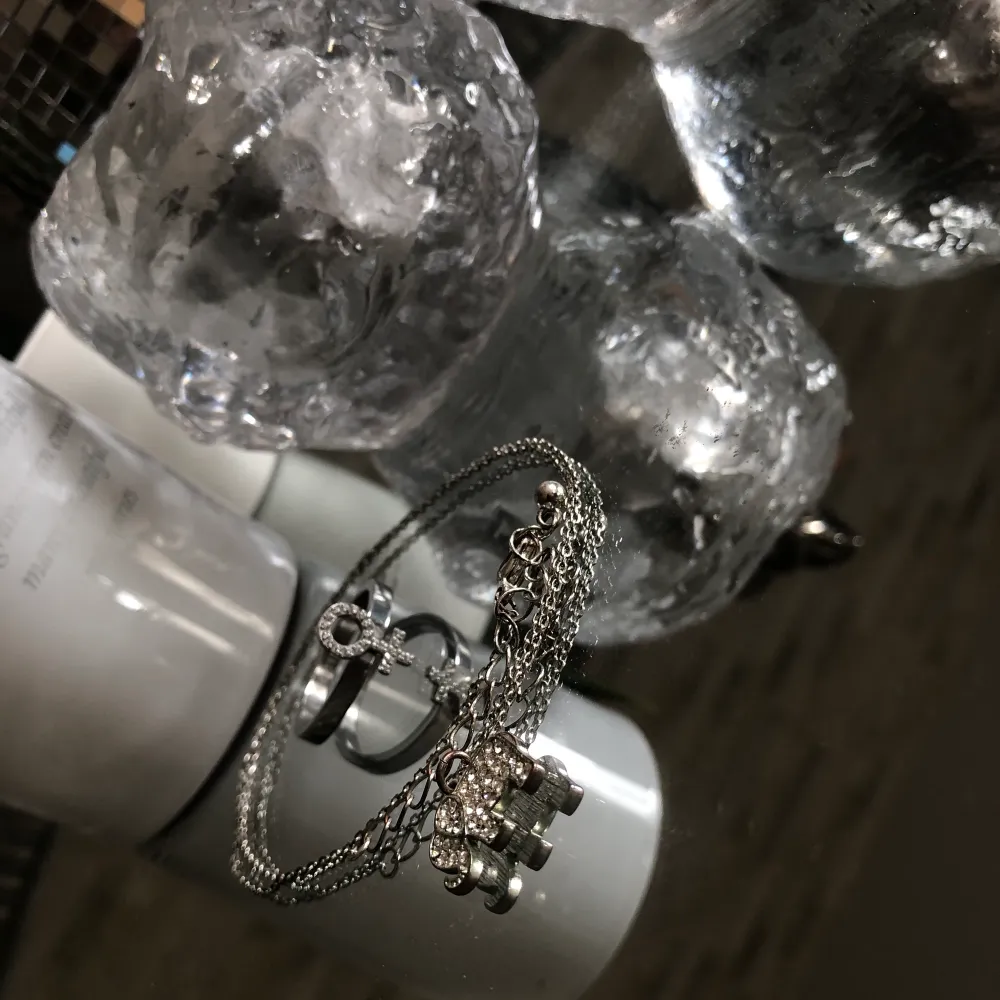Ett halsband och en ring från Edblad. Köpta för totalt 700kr, säljer för 200kr + frakt, 100kr + frakt styck. Accessoarer.
