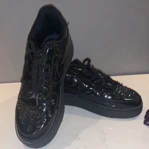 Nike - Skitsnygga men kommer ej till användning! Behöver sälja denna skitsnygga Nike air force i färgen svart💕 hör av er vid intresse plus det går absolut så bra att diskutera om priset :) 