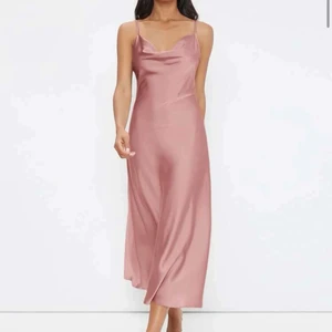 Rosa lång silkesklänning - Säljer denna, helt oanvända silkesklänning från shein. Säljer för att jag köpte 2 i olika storlekar och glömde lämna tillbaka! Är så nöjd med den jag har, verkligen superfin och skön! Kostar 149 på hemsidan, säljer för 100. Pris diskuteras vid snabb affär