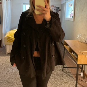 Kort trenchcoat  - Jättesnygg kort svart trenchcoat från hm. Lagad under armhålan därav priset. Hör av er vid frågor!