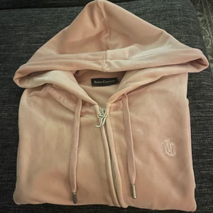 Juicy Couture  - Hej! Nu är de dags att sälja mitt fina juicy sett i ljus rosa. Det är som nytt, tröjan är nyare. Andvänt ngr ggr❤️ Skriv dm för intresse😃tröjan är i XS och byxorna i XXS