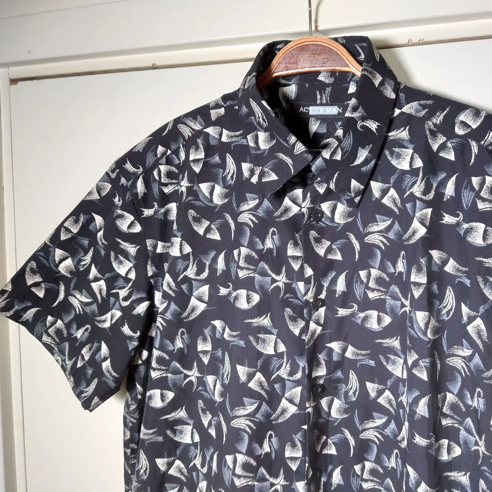 Mönstrad skjorta med svart bas. Lite silkig yta.🌿. Skjortor.