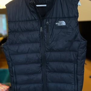 The North Face väst - Säljer min The North Face väst som jag köpte för ungefär ett år sedan men knappt har använt. Nypris 1575kr på Zalando Kan mötas upp i centrala Stockholm eller skicka som paket.