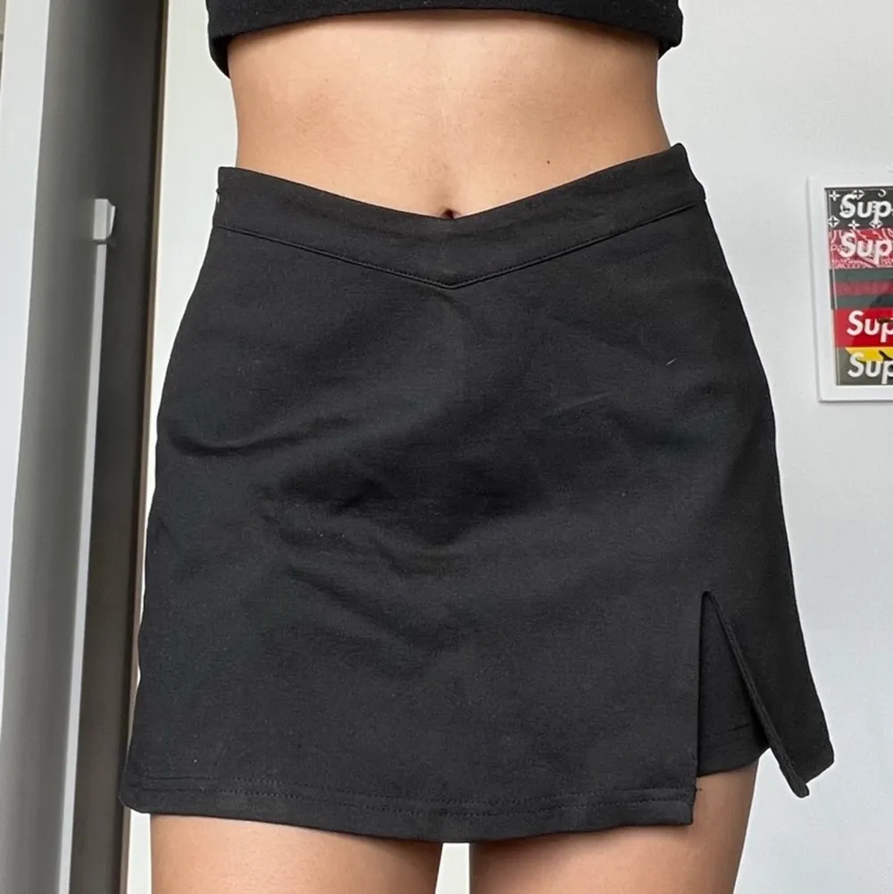 säljer en liknande fint kjol på första bilden som är aldrig använt för att den är lite stor på mig. Kjolen har safety shorts. Jag är xs och kjolen kan passa S eller M. Kan träffas (Stockholm) eller frakta (53 kr spårbar frakt). Kjolar.