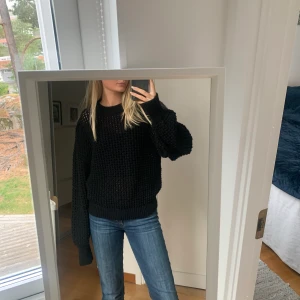 Stickad strukturtröja  - Helt oanvänd stickad tröja från zara. Köpte den men ångrade mig för sent så går inte att lämna tillbaka längre. Vill bara bli av med den då jag inte har plats😁 perfekt till hösten 
