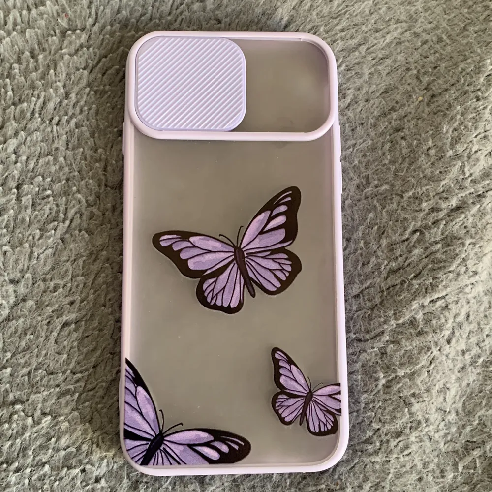 Ett jättefint lila skal med fjärilar på som passar IPhone 8 och Iphone 7 tror jag, skalet har inte används . Accessoarer.