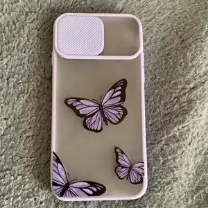 Ett jättefint lila skal med fjärilar på som passar IPhone 8 och Iphone 7 tror jag, skalet har inte används 