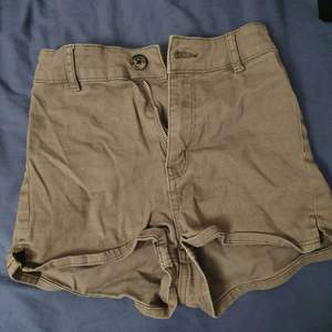 Jeansshorts från H&M i storlek 32. De är använda men i jättebra skick! Kan fraktas, men köparen står för frakten💕