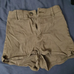 Shorts  - Jeansshorts från H&M i storlek 32. De är använda men i jättebra skick! Kan fraktas, men köparen står för frakten💕