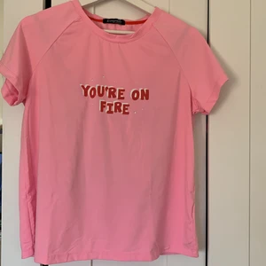 Pyjamas - En rosa chilli pyjamas, den är super skön att sova i och har ett skönt material, den har inte varit använd