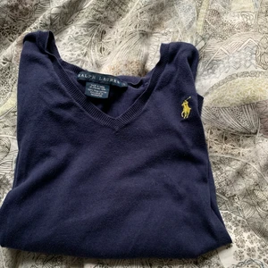 Ralph Lauren tröja  - Säljer en marinblå tröja från Ralph Lauren i storlek S. Säljer pga att jag är av intresse av märkeskläder, men den är i bra skick och knappt använd. 