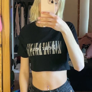 Magtröja  - En kort t-shirt med text används inte längre och bra kvalitet💕 frakt tillkommer 