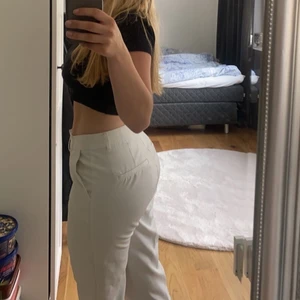 Kostymbyxor - Säljer mina vita kostym byxor från Bik bok pågrund av att jag har dubbla, väldigt fina till sommarn och passar till många fina outfits💕💕 skriv om ni har några frågor💕💓