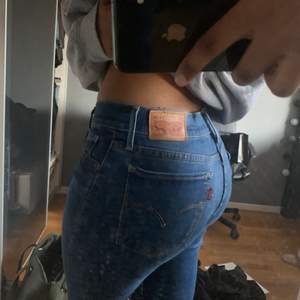 Säljer mina lowwaist blåa slim levis jeans som köptes för ett par år sen men endast använda ett fåtal gånger. Helt ny skick och formar kroppen så fint💓