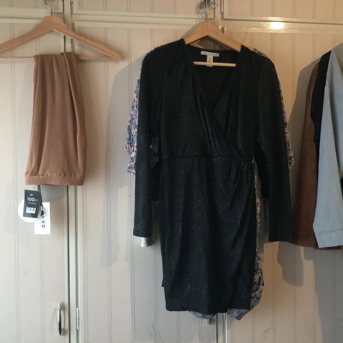 Klänningar - guldfärgad , svartfärgad  - 91