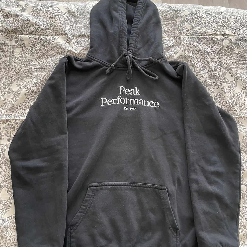 Säljer min svarta Peak Performance hoodie, storlek 170 men eftersom oversized sitter den som S/M. Nästan aldrig använd förutom någon gång i början. Nypris 649 men säljer för 300kr + frakt. Hör gärna av dig vid frågor, pris kan diskuteras!💕. Hoodies.