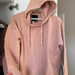 Rosa hoodie - Rosa luvtröja/hoodie med snören. 