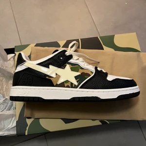 Bape low dunk  - Bape low dunk med alla tillbehör. Påse samt kvitto. Dswt Strl 7 (41)