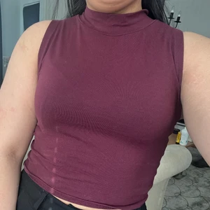 Vinröd polo - Vinröd armlös polo. Helt oanvänd men väldigt fin. 