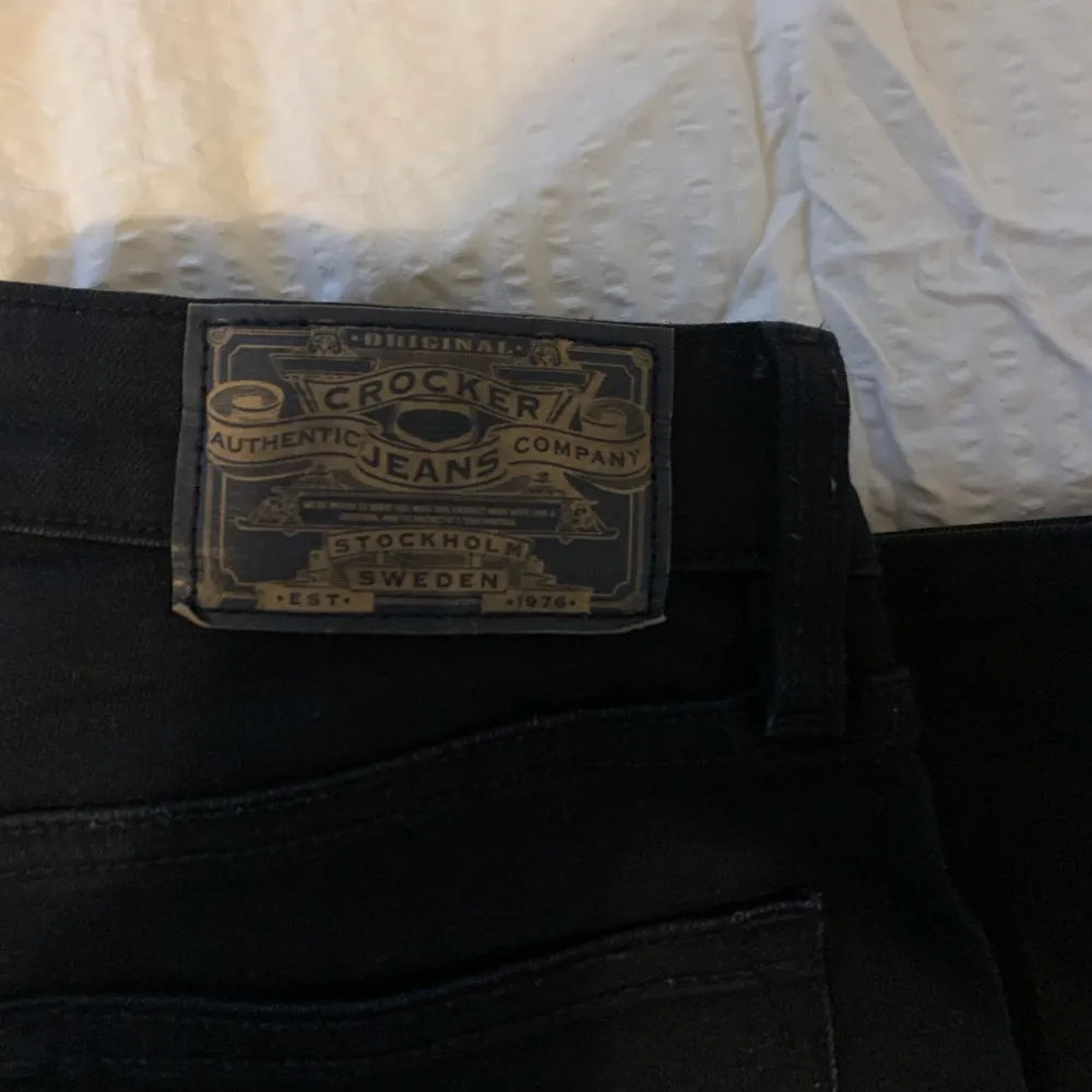 Så snygga crocker jeans i flare modell. Jättefint skick🥰 Nypris ca 900kr. Storlek 26/33 men jag skulle säga att de motsvarar xxs eller xs (första bilden är lånad). Jeans & Byxor.