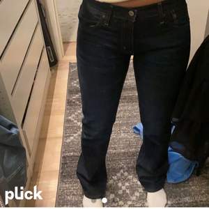 Ett par skit snygga mörk blåa levis jeans! Säljer pga att de är lite för stora i midjan för mig!