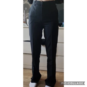 Bikbok Vilma kostymbyxor, Stl 34 - Säljer mina oandvända kostymbyxor från Bikbok i storlek 34, endast testade 2 gånger. Nypris 399kr säljer för 350kr. Köparen står för frakten, jag är inte ansvarig för postens slarv vid borttappat paket.