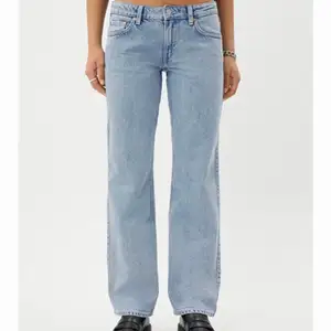 Lågmidjade jeans från weekday, som tyvärr inte passar längre. Väldigt bra skick! Nypris är 500kr