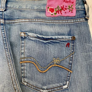 vintage REPLAY jeans - INTRESSEKOLL på dessa otroliga vintage replay jeans i en fin ljusblå färg! såå fina detaljer på bakfickorna, helt perfekta till sommaren! lågmidjade och raka/bootcut! sitter bra på mig som brukar ha 36 och är ca 168. midja 42cm innerben 85cm. skriv för frågor, mått eller fler bilder!💕💕💕 BUD PÅ: 700kr💞