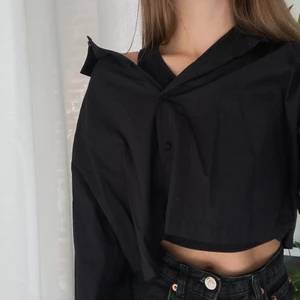 Croppad skjorta - Svart croppad skjorta, super snyggt till ett par svarta kostymbyxor!! Skicka privat vid frågor eller intresse <3