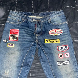 Dsquared2 Jeans, storlek 36 - Dsquared2 Jeans                                                               Size: 36                                                                             Bin: 650kr                                                                                 Tjenare, säljer dessa feta Dsquared2 jeans. Jag fick dom va min kusin där han insåg att dom inte kom till  användning och dom är för stora för mig så kan inte ha dom, information jag vet är att dom är ifrån yaytrade.         