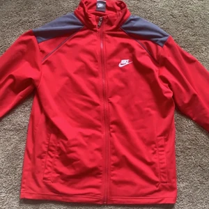 Nike zip hoodie  - Röd Nike kofta med tryck på ryggen i storlek M