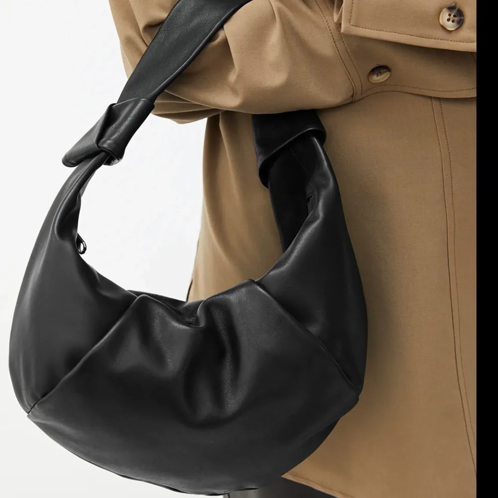 Arket knot-detail soft leather bag, köpt för ca ett år sen för 1750kr. Max använd 3 gånger då jag ofta sträcker mig till andra väskor. Vet att jag letade länge för att få tag på den här! Otroligt rymlig, mjuk, bra kvalitet och fint läder!! Lite bottega veneta inspirerad . Väskor.