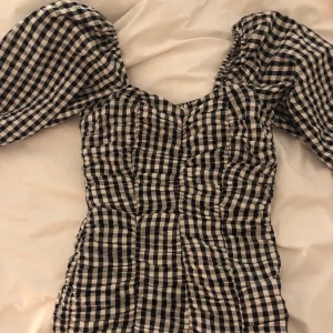 Klänning - Så söt klänning ifrån bikbok som inte kommer till användning🤍🖤